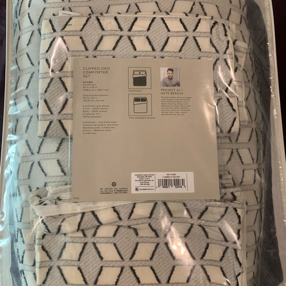 Full Sized Comforter Set with 2 Pillow Shams - Picture 2 of 6